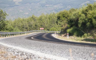 dağ yolu ile tehlikeli eğriler