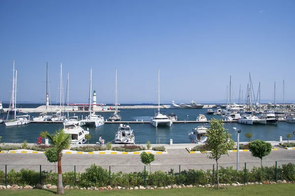 Marina con yacht e barche — Foto Stock