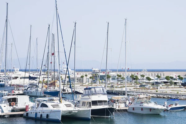 Marina con yacht e barche — Foto Stock