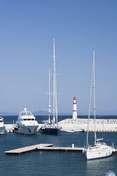 Марина з яхтами і човнами — стокове фото
