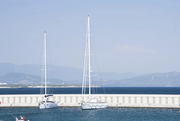 Марина з яхтами і човнами — стокове фото