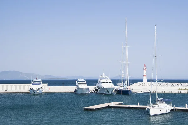 Marina con yates y barcos — Foto de Stock