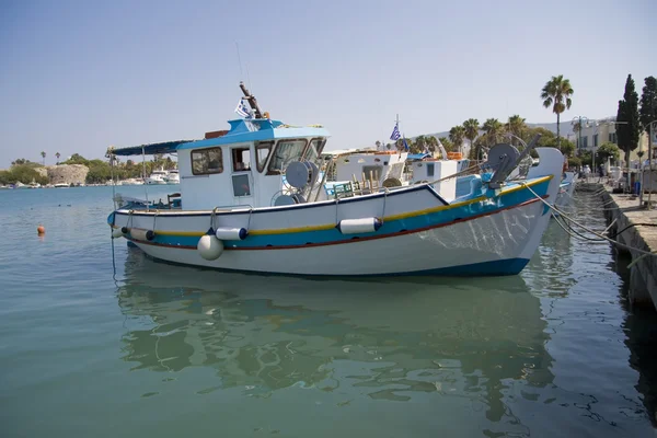 Лодка на греческом острове — стоковое фото