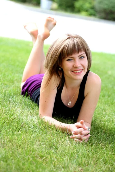 Young brunette teenager girl on meadow — Stock Photo, Image