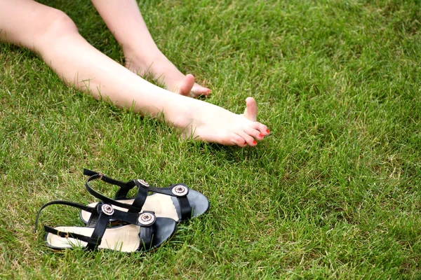 Donne piedi nudi su erba verde — Foto Stock