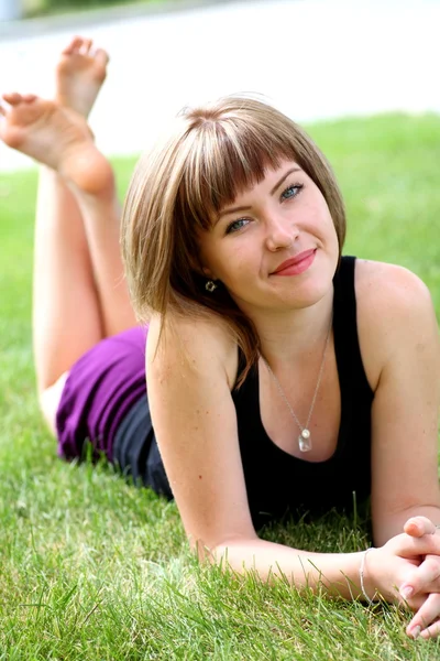 Портрет милой молодой девушки, отдыхающей в весеннем парке — стоковое фото