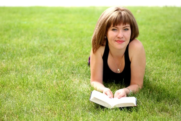 Genç güzel kız parkta okuma — Stok fotoğraf