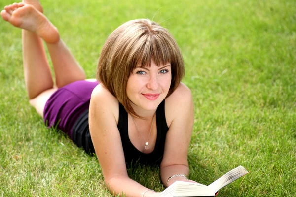 Güzel genç kız öğrenci bir kitapla portresi — Stok fotoğraf