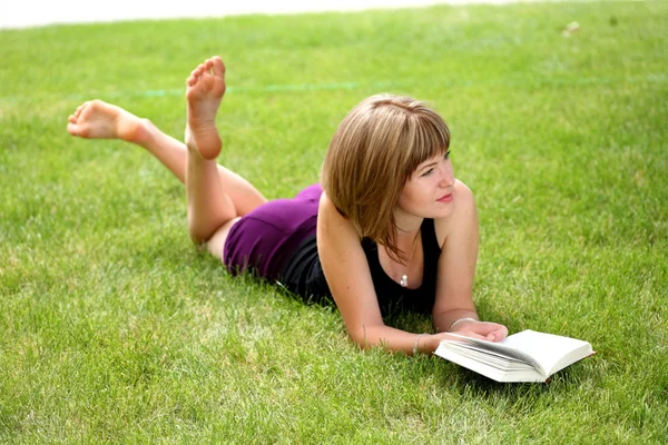 女孩在户外看书 — 图库照片