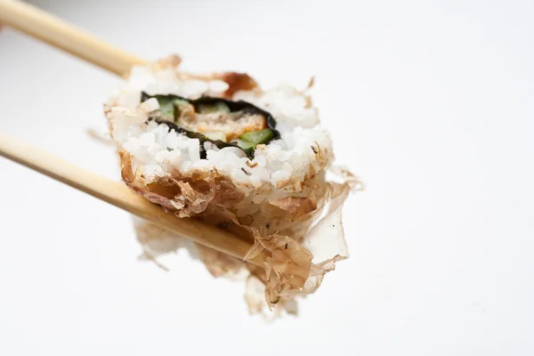 Sushi con bacchette isolate — Foto Stock