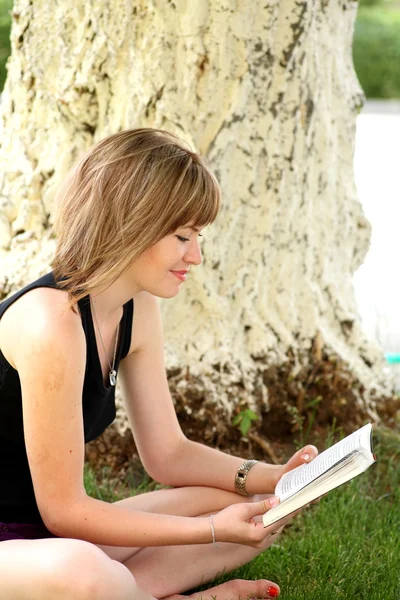 Gyönyörű hosszú hajú barna női hallgató, könyv — Stock Fotó