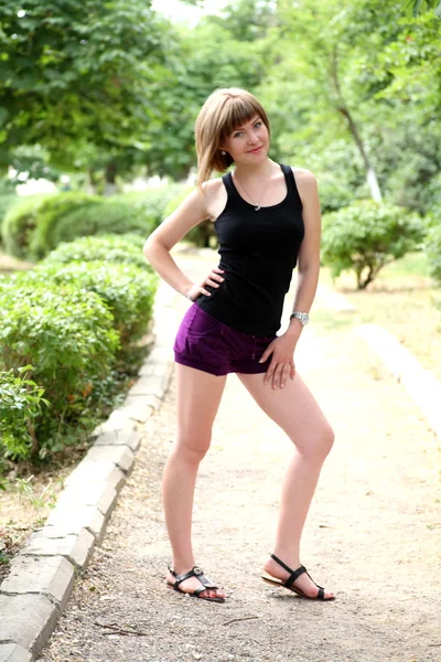 Beautiful young woman posing outdoors. — Stock Photo, Image