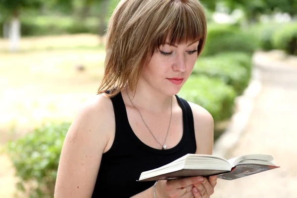 Çekici kız öğrenci okuma kitabı — Stok fotoğraf