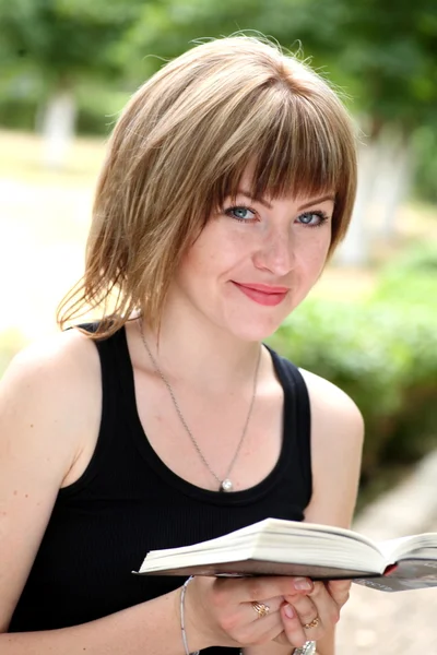 Atrakcyjna dziewczyna student czytaniu książki — Zdjęcie stockowe