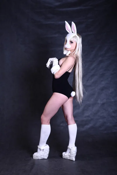 Дівчина, одягнена як студія кролика — стокове фото