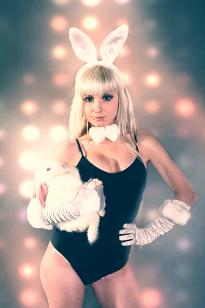 En jente kledd som en kanin studio skyting – stockfoto