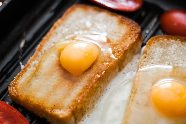 Frying pan with eggs and bacon — Stock Photo, Image