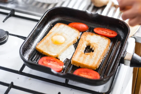 แซนวิชไข่ทอดบนขนมปัง — ภาพถ่ายสต็อก