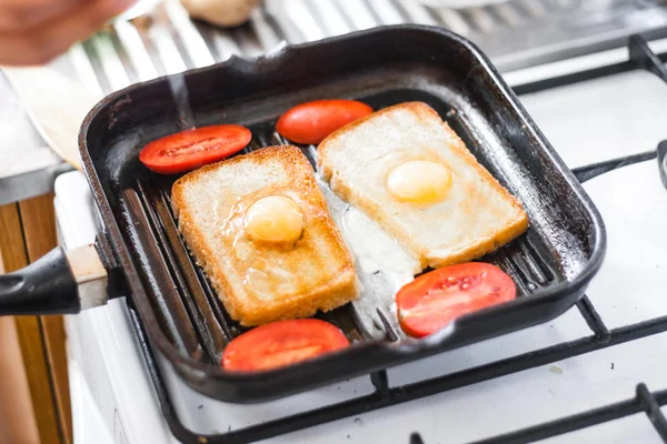 แซนวิชกับไข่ ขนมปังโฮลวีท — ภาพถ่ายสต็อก