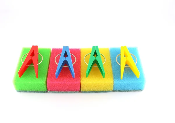 Kleur sponzen en wasknijpers — Stockfoto