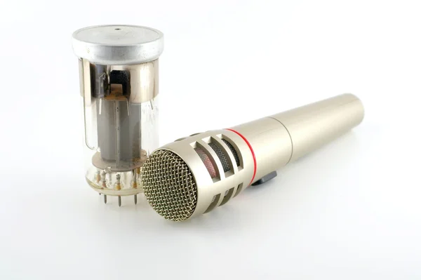 Antiguo triodo de vidrio (válvula) y micrófono — Foto de Stock