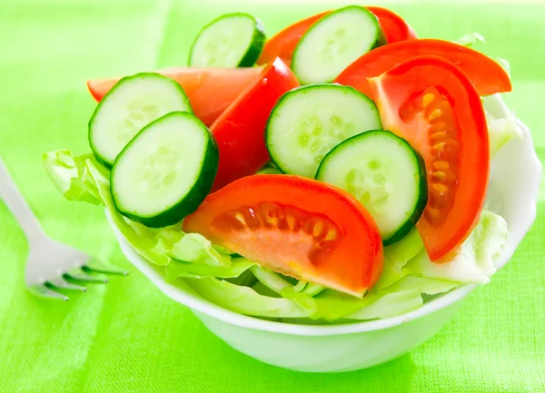 Färsk sallad med tomater och gurkor — Stockfoto