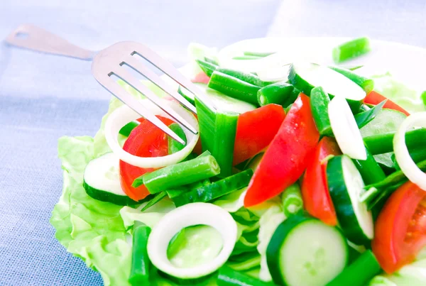 Verse salade met Franse bonen, tomaten en komkommers — Stockfoto