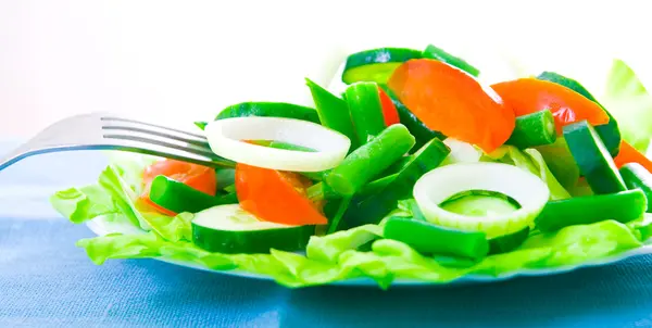 Frischer Salat mit Tomaten, französischen Bohnen und Gurken — Stockfoto