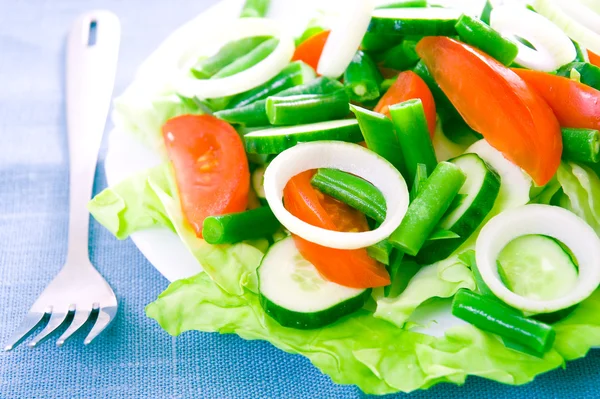 Salada fresca com tomate, feijão francês e pepino — Fotografia de Stock