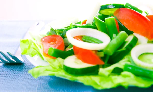 Friss saláta, uborka, paradicsom, zöldbab — Stock Fotó