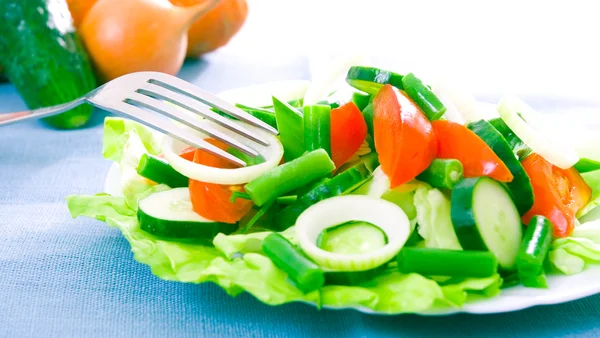 Friss saláta, uborka, paradicsom, zöldbab — Stock Fotó