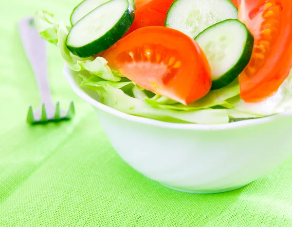 Fresh salad with tomatoes and cucumbers — Stock Photo, Image