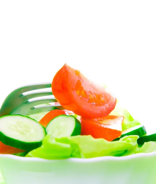 Verse salade met tomaten en komkommers — Stockfoto
