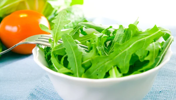 Zöld rukola friss saláta fehér tálban — Stock Fotó