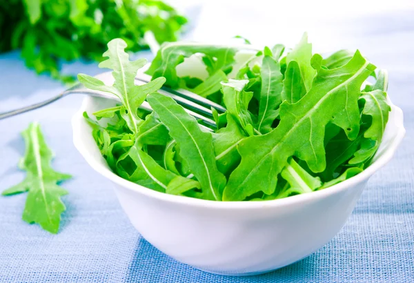 Зеленый салат из руколы в белой чаше — стоковое фото