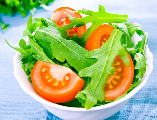 Свежий салат с помидорами и руколой — стоковое фото