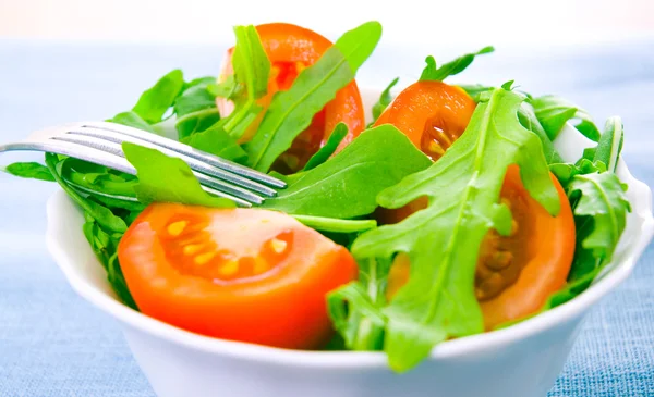 Verse salade met tomaten en rucola — Stockfoto
