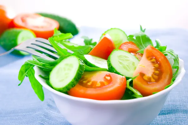 Färsk sallad med tomater, rucola och gurka — Stockfoto