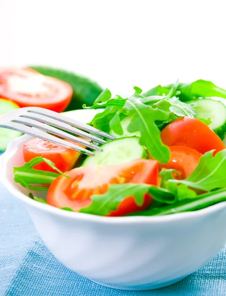 Friss saláta paradicsommal, rucolával és uborkával — Stock Fotó