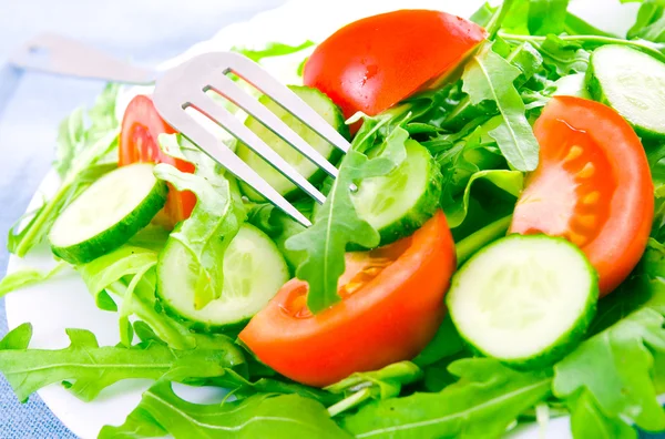 Frischer Salat mit Tomaten, Rucola und Gurken — Stockfoto