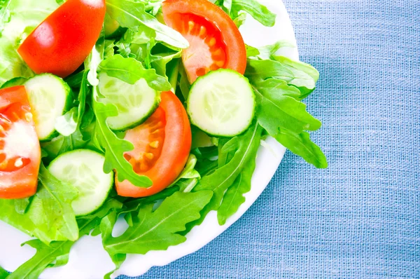 Färsk sallad med tomater, rucola och gurka — Stockfoto