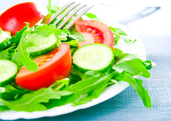 Salada fresca com tomates, rúcula e pepinos — Fotografia de Stock