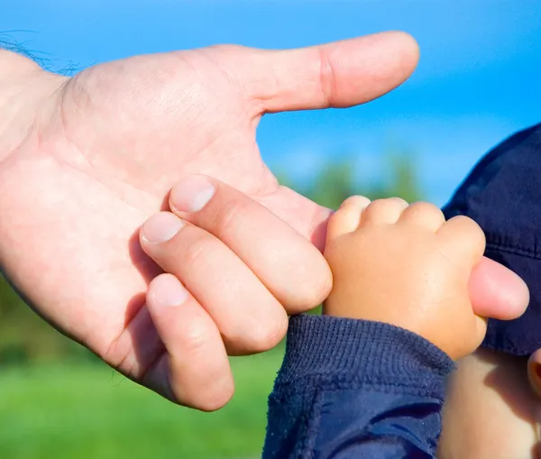 Vertrauen in Familienhände von Sohn und Vater — Stockfoto