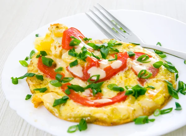 Omeleta s rajčaty a zelené cibulky — Stock fotografie