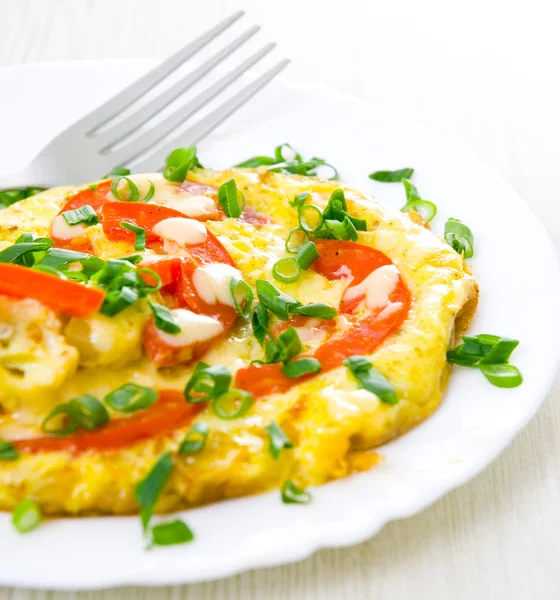 Omelett mit Tomaten und grünen Zwiebeln — Stockfoto