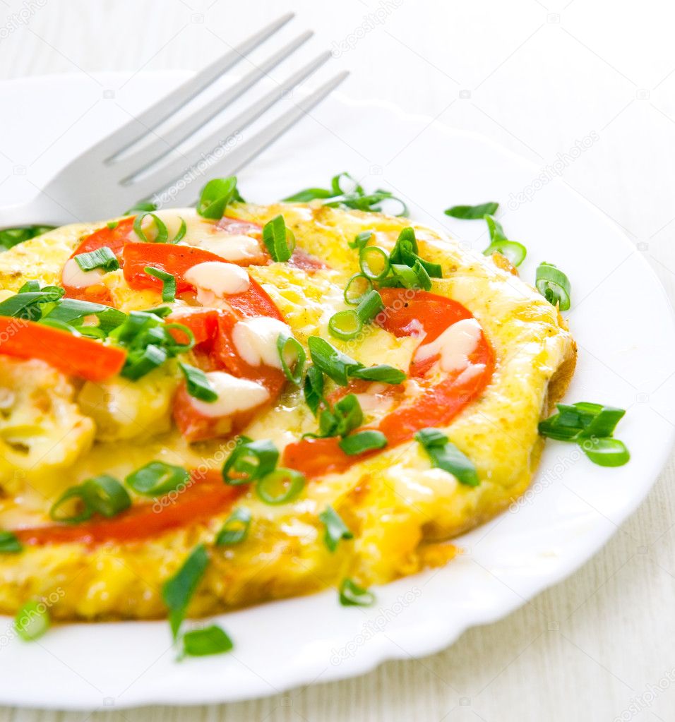 Omelet with tomatoes and green onions