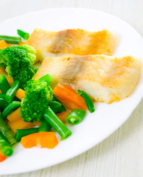 Peixe frito com legumes — Fotografia de Stock