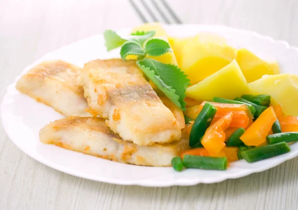 Fried fish with vegetables and potato for dinner — Stock Photo, Image