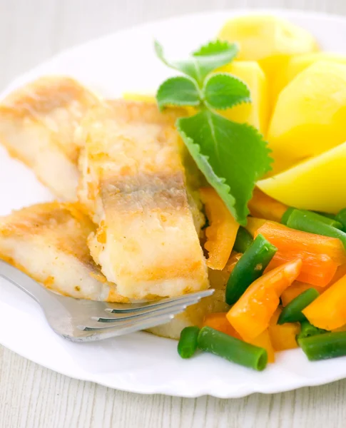 Peixe frito com legumes e batata para o jantar — Fotografia de Stock