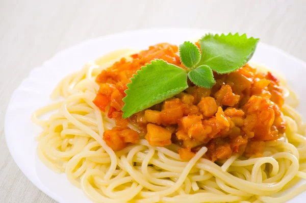 Spaghetti Bolognese auf weißem Teller — Stockfoto